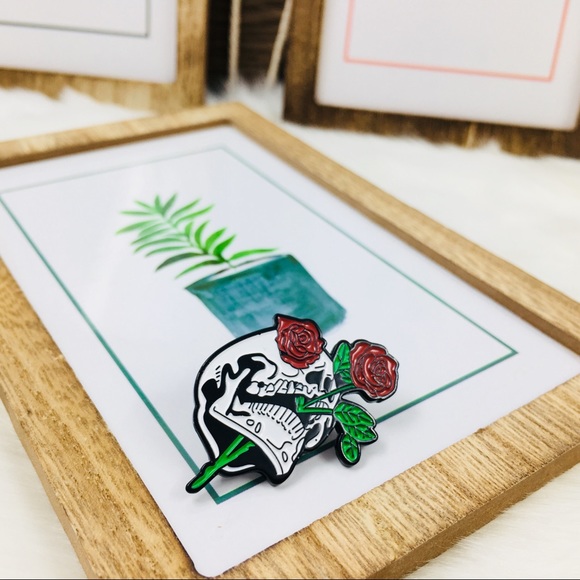 ‼️5 for $25 SALE‼️Skull & Roses Hard Enamel Pin - Picture 2 of 5